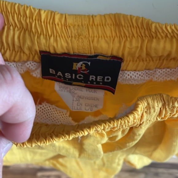 Fun yellow shorts - Picture 5 of 5